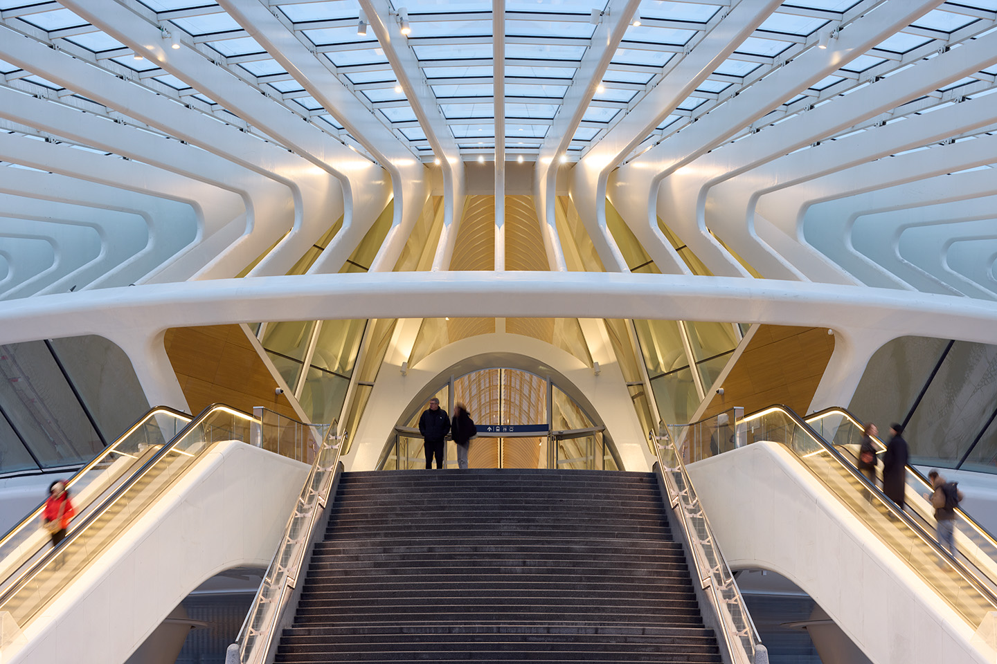 卡拉特拉瓦新作:比利时蒙斯火车站