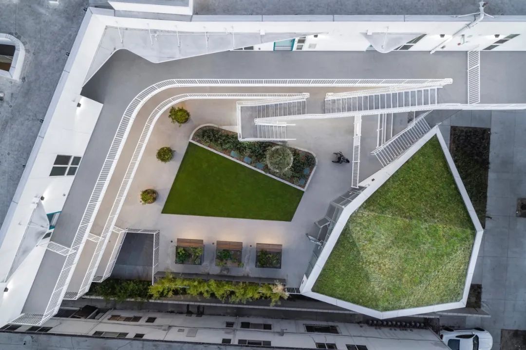 屋顶晒化、立面变形…城市持续“高温”背后，真的能靠建筑“降温”吗？