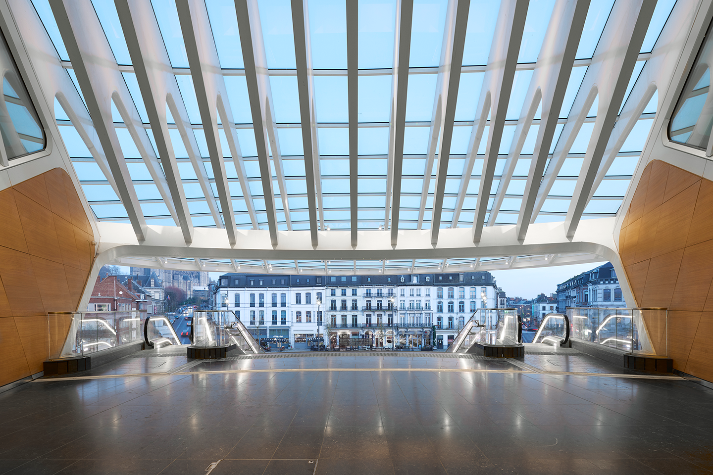 卡拉特拉瓦新作:比利时蒙斯火车站