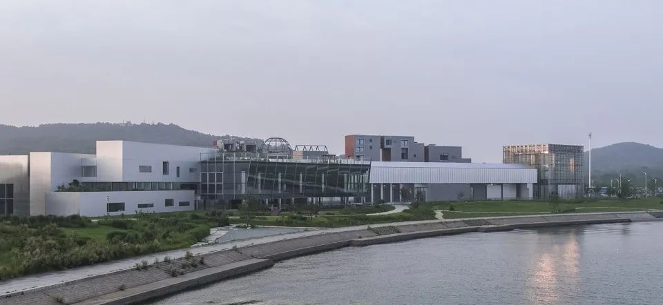 备受建筑师喜爱的阳极氧化铝板