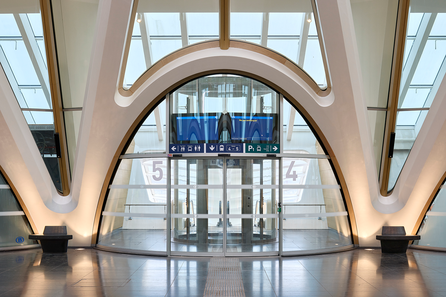 卡拉特拉瓦新作:比利时蒙斯火车站