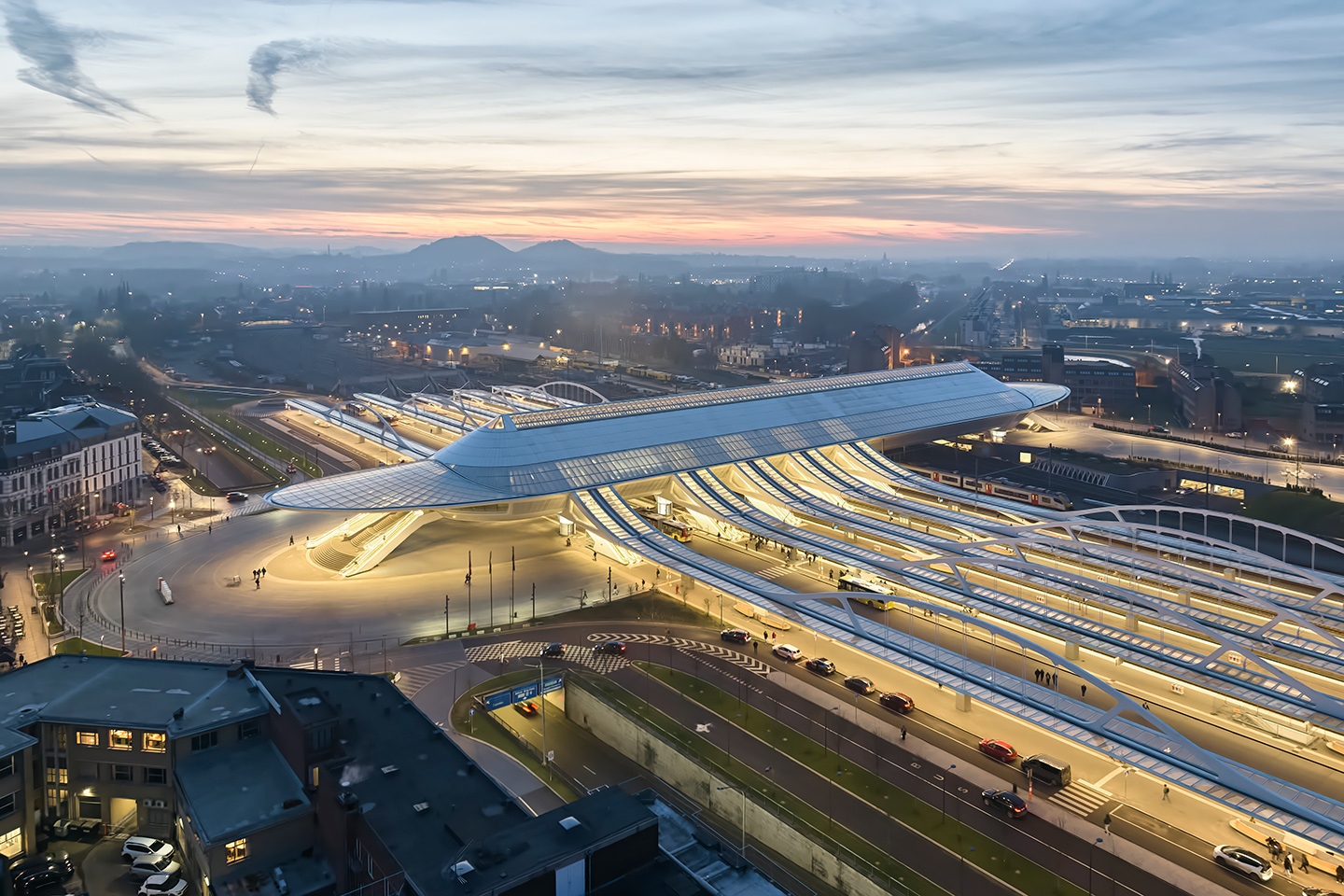 卡拉特拉瓦新作:比利时蒙斯火车站