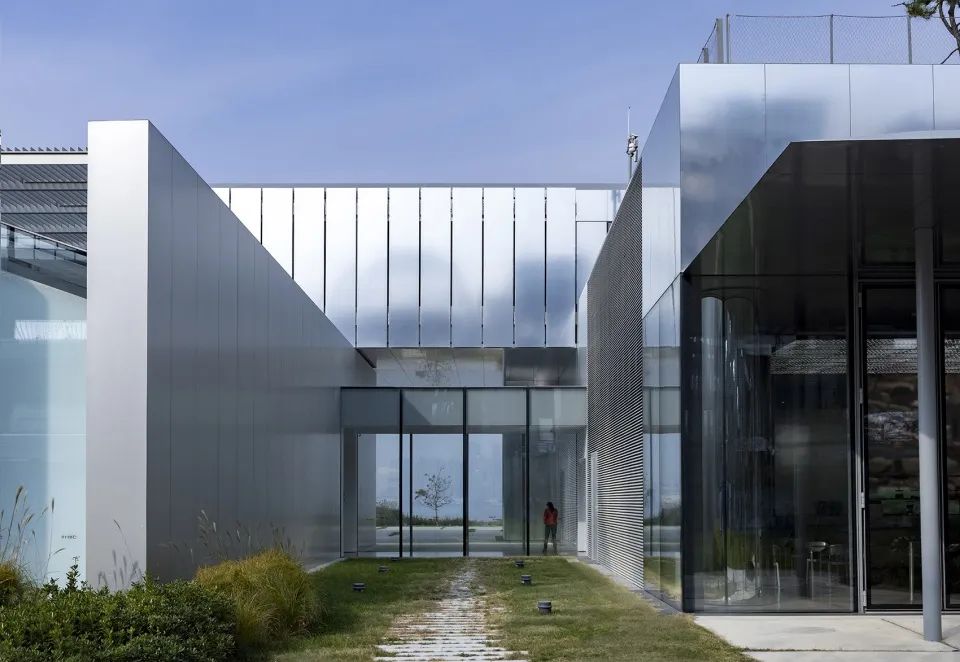 备受建筑师喜爱的阳极氧化铝板